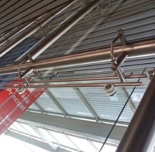 Detalle de estructura metálica y sistema de rieles para puertas automáticas fabricados con precisión por DUVINOX