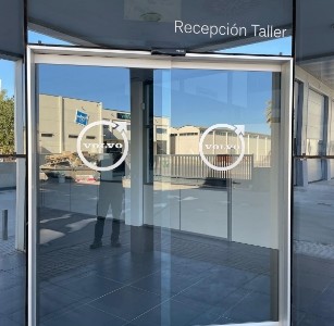 Entrada principal con puertas automáticas de cristal instaladas por DUVINOX, reflejando calidad y diseño moderno
