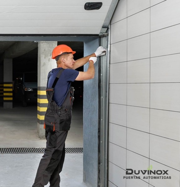 Técnico de DUVINOX realizando la instalación de un cerramiento de cristal con estructura metálica, utilizando herramientas especializadas y equipo de seguridad, garantizando un acabado funcional, estético y duradero.